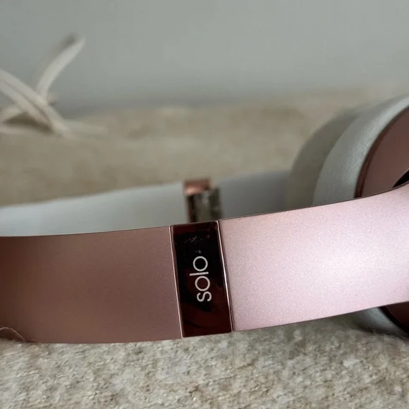 Beats Solo 3 Rose Gold Wireless Headphones